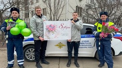 Сотрудники ДПС продолжают дарить белгородкам цветы и хорошее настроение