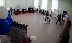 Белгородка залила зелёнкой избирательную урну с бюллетенями в Алексеевском горокруге