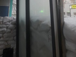  Мешки с песком продавили стеклянную конструкцию остановки «Космос» в Белгороде