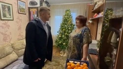 Мэр Белгорода подарил новогодние мандарины жителям отремонтированных после обстрелов домов