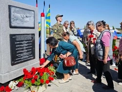 Памятник погибшему в 2024 году экипажу самолета Ил-76 открыли в Белгородской области 
