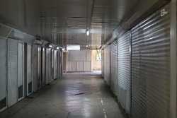 Разбитая плитка и торчащая арматура: фоторепортаж из подземных переходов в центре Белгорода