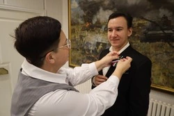 Ленточки в цвет флага Белгородской области раздали жителям облцентра в день регионального триколора