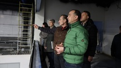 «А где трибуны?»: Владимир Жданов поручил переделать ледовую арену в Старом Осколе