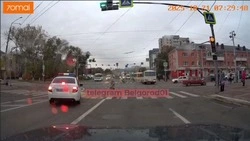 Спешащая на автобус девушка чуть не угодила под колёса машины ДПС в центре Белгорода