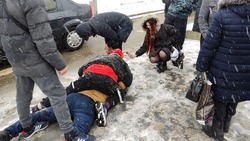 Очевидцы задержали белгородца, расписавшего остановку антивоенным лозунгом