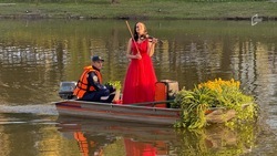 В белгородском парке Победы заметили играющую в лодке скрипачку