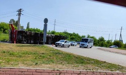 В Старом Осколе фура не вошла в поворот и опрокинулась 