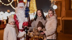 Создатель новогодних чудес: белгородец в образе Деда Мороза бесплатно раздаёт подарки горожанам