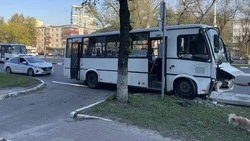 Пассажирский автобус влетел в опору ЛЭП на Мичурина в Белгороде