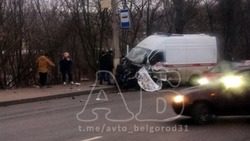 Карета скорой помощи и легковой автомобиль столкнулись в Белгороде