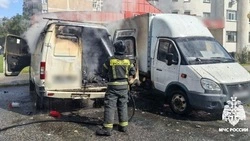 Пассажирский микроавтобус загорелся на Харгоре в Белгороде 