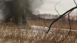 Военные со спасателями взорвали лед на реке в Бирюче, чтобы остановить подтопление дворов и подвалов
