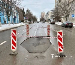 На улице Преображенской в Белгороде образовалась яма на дороге