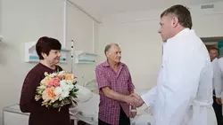 Александр Шуваев навестил пострадавших при атаках ВСУ белгородцев в горбольнице №2
