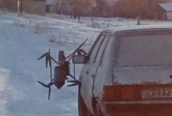 Дрон ВСУ «прицепился» к легковушке в Шебекинском округе, пытаясь её атаковать