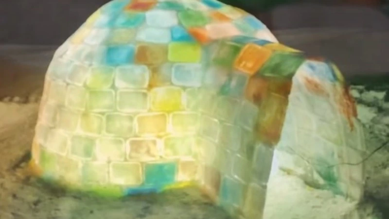 Наши руки не для скуки: семья из Старого Оскола во дворе дома построила разноцветное иглу изо льда