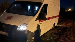 Скорая застряла на грунтовой дороге в Старом Осколе, доставляя в больницу пациента с инсультом