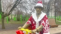 Известные бронзовые белгородцы в Центральном парке переоделись к зиме