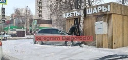На пересечении малой Богданки и Железнякова в Белгороде легковушка въехала в цветочный магазин