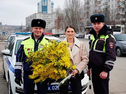 За знание правил дорожного движения жительница Белгородской области получила букет мимозы от ГИБДД