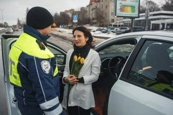 Сотрудники ГАИ встретили белгородок на дорогах цветами и жезлом в преддверии 8 марта