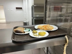 Еду кладут руками: Белгородцы пожаловались на нарушение санитарных норм в школе в Северном
