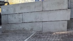 Белгородские полицейские нашли парня, нарисовавшего запрещённые символы на бетонных блоках