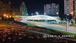 На пешеходном мосту у князя Владимира в Белгороде заработала архитектурная подсветка