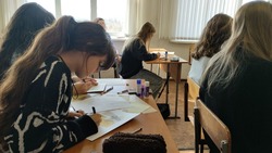 Белгородские школьники смогут нарисовать эскиз открытки, посвящённой юбилею Победы