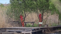 Табличка «Осторожно, мины» и два красных манекена напугали белгородцев возле реки Разумной