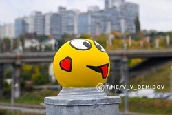 Смайлы вернули на пешеходный мост в Белгороде