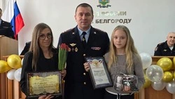 Полицейские поблагодарили школьницу за помощь в задержании наркосбытчика в Белгороде