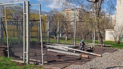 Металлические трубы полгода лежат на детской площадке в Белгороде 