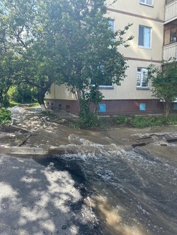 Улицу 5 Августа в Белгороде заливает канализационными водами из-за аварии 