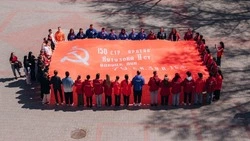 Волонтëры в Белгороде развернули Знамя Победы в преддверии 9 Мая 