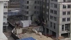 МЧС: В строящемся в центре Белгорода доме загорелся утеплитель 