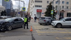 В утренней аварии в центре Белгорода пострадали два человека