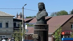 Белгородец безвозмездно отремонтировал бюст графа Шереметева в центре Борисовки 