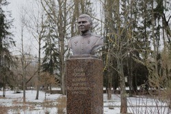 Бюст участника СВО Дмитрия Астафьева установили на Аллее Славы в Белгороде 