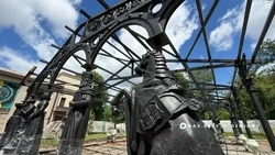 В парке Ленина в Белгороде продолжается монтаж уникальной шахматной беседки из каслинского литья
