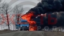 Кадры горящего грузовика после атаки дрона-камикадзе ВСУ в Белгородском районе появились в Сети 