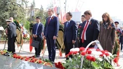 Белгородский губернатор и мэр Дэчжоу возложили цветы к Вечному огню в Белгороде