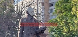 В Белгороде задержаны надевшие противогаз на памятник Сперанскому подростки